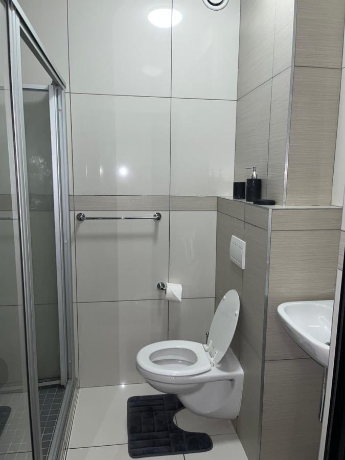 Appartamento The Den Marensky Towers Windhoek Esterno foto
