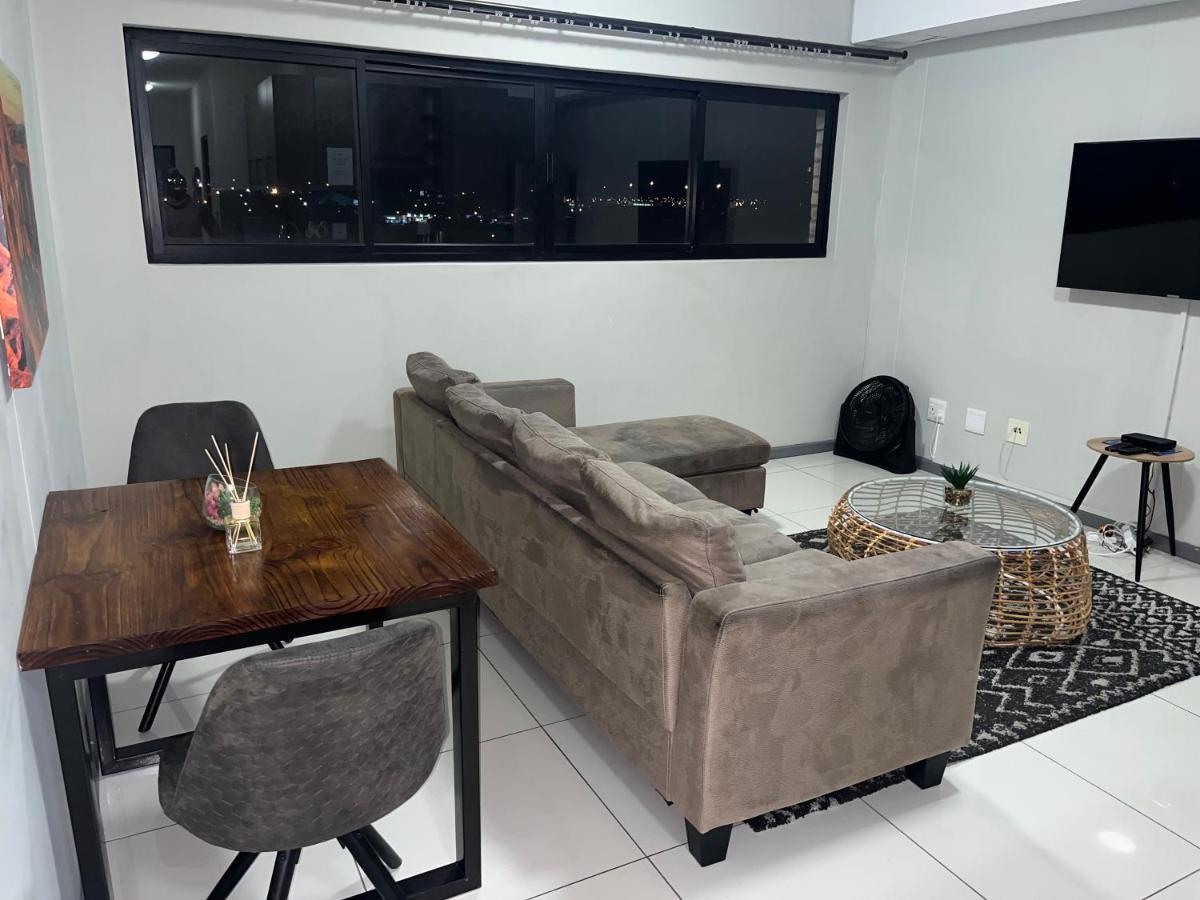 Appartamento The Den Marensky Towers Windhoek Esterno foto