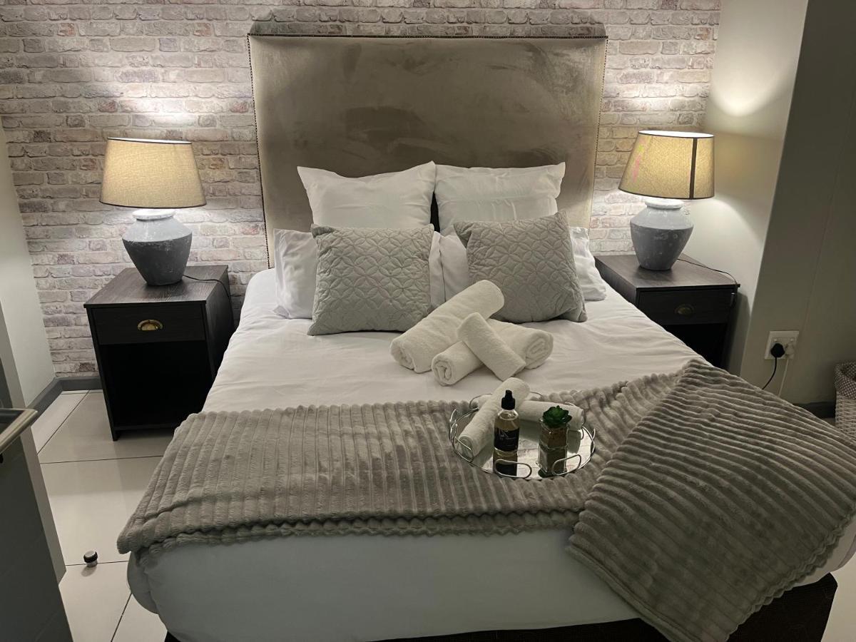 Appartamento The Den Marensky Towers Windhoek Esterno foto