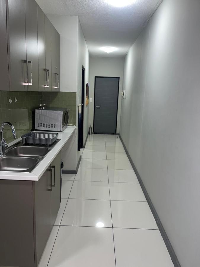 Appartamento The Den Marensky Towers Windhoek Esterno foto