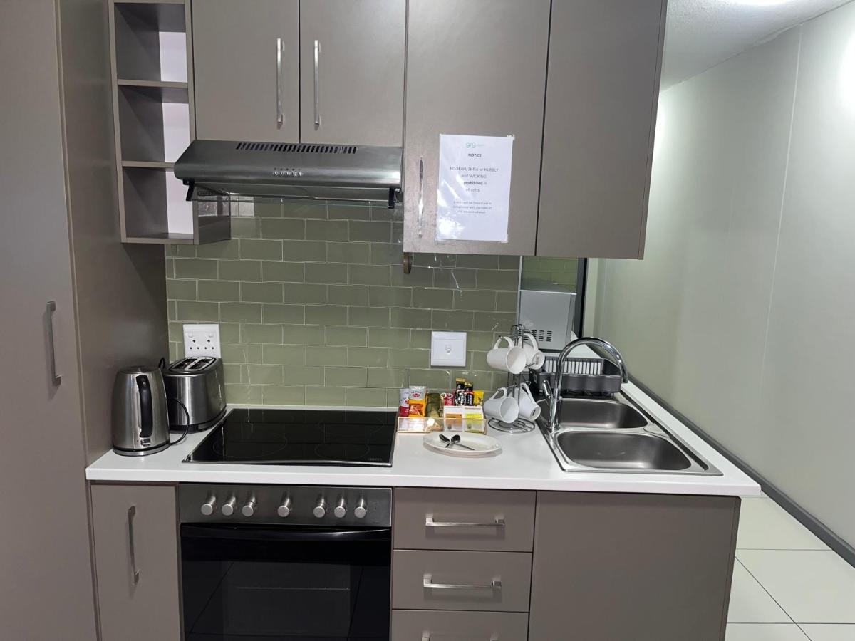 Appartamento The Den Marensky Towers Windhoek Esterno foto
