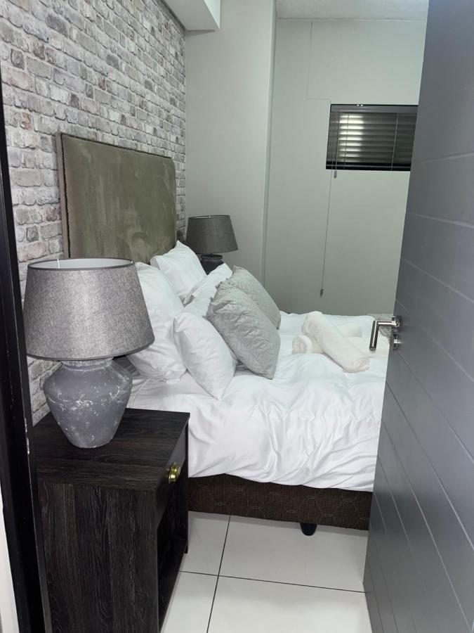 Appartamento The Den Marensky Towers Windhoek Esterno foto